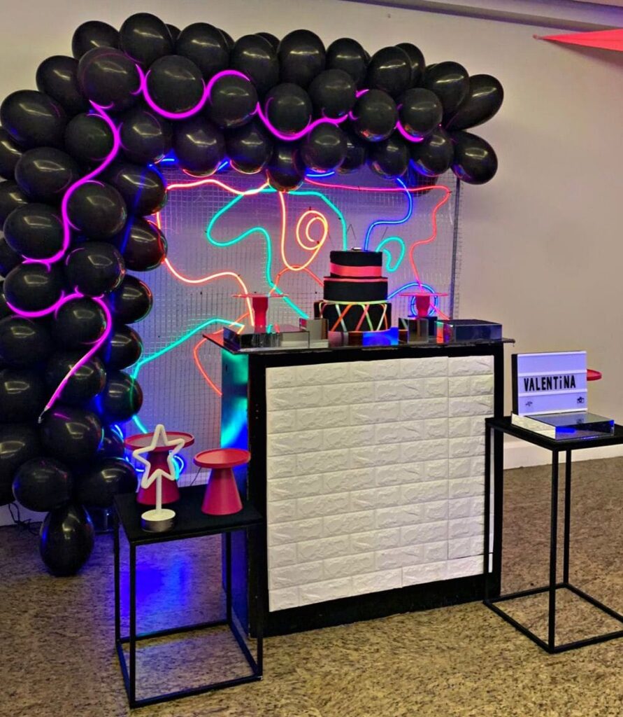 Decoração Lux, para meninos com painel iluminado de fundo e mangueiras neon