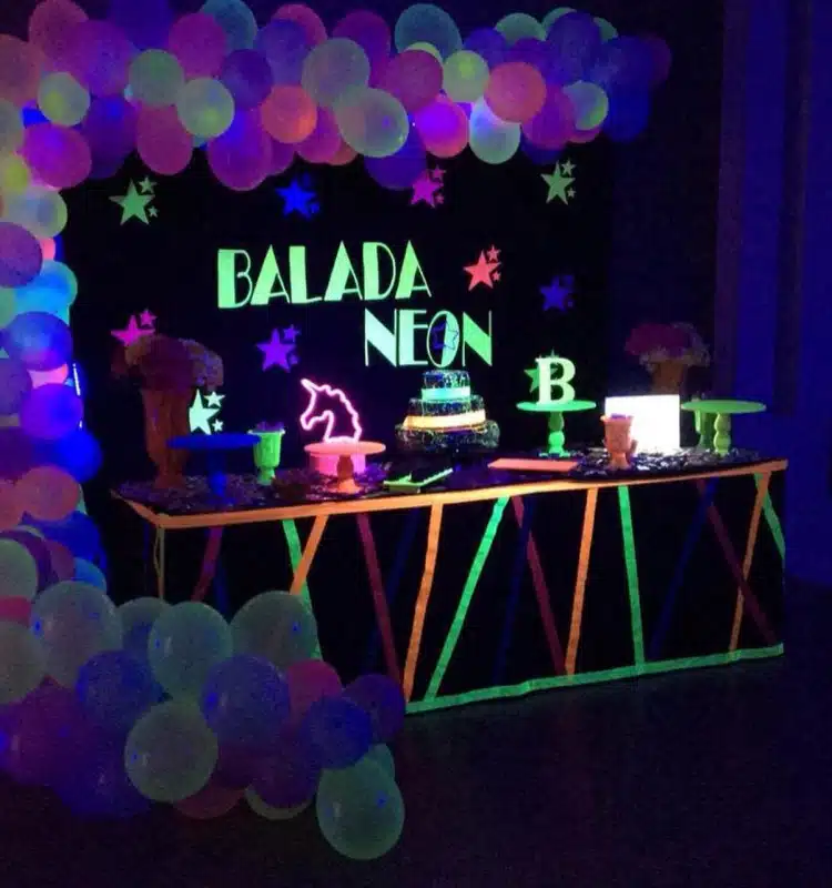 Decoração de festa teen com luzes e cores neon